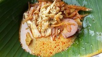 Nasi Ayam Bu Nyoto ini rekomendasi dari @semarangjajanterus. Rasanya agak manis dibandingkan dengan yang lain. Kuahnya merah cantik ya. Sedap! Foto: Instagram @semarangjajanterus