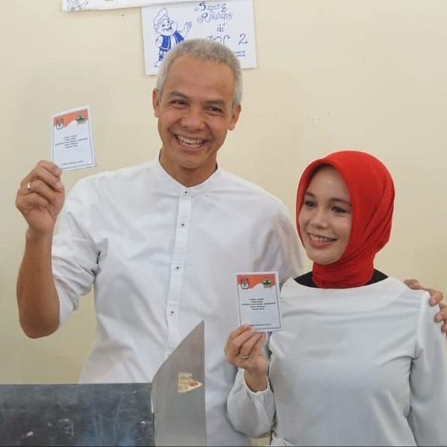 Calon gubernur Jawa Tengah terpilih versi quick count, Ganjar Pranowo juga memiliki istri cantik yang berhijab. Siti Atikoh Supriyanti kerap terlihat modis saat mendampingi sang suami. Foto: Instagram/Atikoh.s