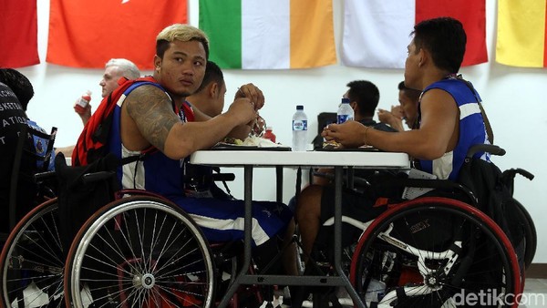 Mengintip Atlet Disabilitas Menikmati Beragam Makanan di Dining Hall