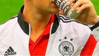 Meskipun kalah dalam piala dunia melawan Korea Selatan kemarin. Tapi tetap saja ya Manuel Neuer, kiper asal Jerman terlihat keren saat menyesap kopi. Foto: Pinterest