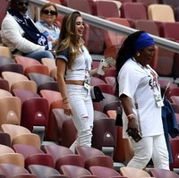 Tidak diketahui berapa lama keduanya sudah menjalin asmara. Namun, muncul rumor bahwa Paul Pogba dan  sang kekasih telah bertunangan. Penyebabnya, cincin berlian besar yang melingkar di jari Maria saat menghadiri pertandingan tersebut.  (Foto: AFP PHOTO / FRANCK FIFE)