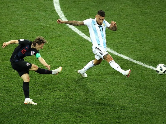 NIZHNY NOVGOROD, RUSSIA - JUNE 21:  Luka Modric of Croatia scores his teams second goal during the 2018 FIFA World Cup Russia group D match between Argentina and Croatia at Nizhny Novgorod Stadium on June 21, 2018 in Nizhny Novgorod, Russia.  (Photo by Clive Mason/Getty Images)