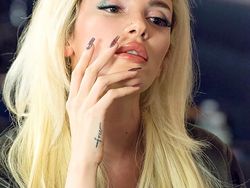 Kecantikan Sang Pelantun Piala Dunia 2018 Pukau Netizen