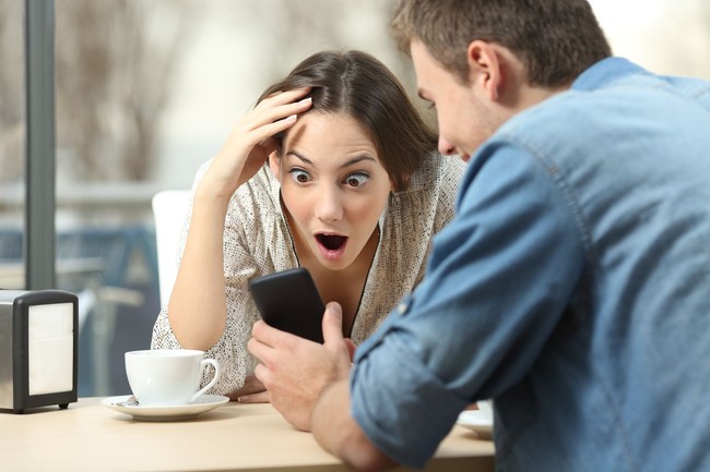 Saat melihat ponsel, mata Carla membelalak dan mulunya menganga. Jelas terlihat ia sangat terkejut. Foto: Thinkstock