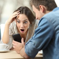 Saat melihat ponsel, mata Carla membelalak dan mulunya menganga. Jelas terlihat ia sangat terkejut. Foto: Thinkstock