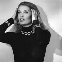 Desain perhiasan bergaya seduktif, intimidatif sekaligus misterius. Foto: Instagram/@kitty.spencer