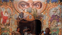 Lewat pameran berjudul Michael Jackson: On the Wall ada lukisan, video, sampai karya seni instalasi tentang King of Pop tersebut. Salah satunya adalah instalasi karya Mark Ryden. Foto: Reuters