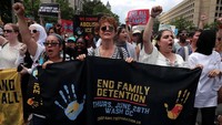 Massa yang mengikuti aksi demo itu meminta Pemerintah, khususnya Donald Trump segera bertindak setelah kebijakan imigrasi untuk menghentikan pemisahan keluarga imigran ilegal ini disetujui. Mereka meminta pemerintah segera mempertemukan anak-anak para imigran ilegal itu untuk dengan orang tua mereka. Jonathan Ernst/Reuters.