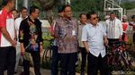 Foto: Gaya JK-Anies Jajal BMX di Venue Asian Games