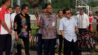 Wakil Presiden Jusuf Kalla (JK) bersama Gubernur DKI Jakarta Anies Baswedan meninjau venue BMX International Race, Pulomas, Jakarta Timur. (Foto: Fida Ul Haq/detikcom)