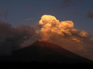 Panik Gunung Agung Erupsi, 20 Warga di Karangasem Ngungsi