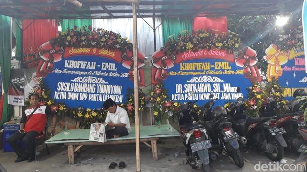 Unggul dalam Hitung Cepat, Kediaman Khofifah Dipenuhi Karangan Bunga