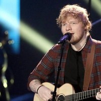 Pada Desember 2015, Ed Sheeran mengumumkan kalau ia akan istirahat dari media sosial. Setahun kemudian, Ed kembali membuka Instagram tapi tidak untuk Twitter, selamanya. Penayanyi Shape of You ini mengatakan dirinya tidak bisa lagi membaca Twitter karena terlalu banyak hal negatif. Foto: DW (News)