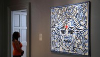 Lukisan ini merupakan karya Keith Haring.  Foto: Reuters