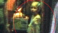 Sosok anak kecil misterius ini terekam kamera, di sebuah bar tua di wilayah Chicago, Amerika. Pakaiannya yang lusuh dan jadul, serta tatapan matanya yang kosong, membuat banyak orang percaya bahwa anak kecil ini adalah mahluk halus. Seram! Foto: Istimewa