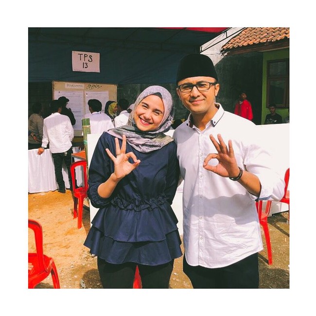 Saat pencoblosan kemarin, Sonya Fatmala memilih tampil kasual dengan atasan berwarna biru dongker dan celana hitam. Gaya seperti ini jadi gaya keseharian Sonya. Foto: Instagram/SonyaFatmala