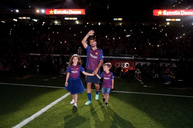 Dari pernikahannya dengan Sofia Balbi, Luis Suarez dikaruniai dua orang anak. Seorang anak perempuan bernama Delfina Suarez dan anak laki-laki bernama Benjamin Suarez. Foto: Dok. Getty Images, Instagram
