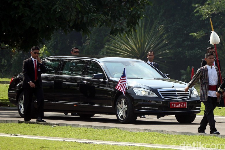 Mobil yang dipakai Mahathir Mohamad di Indonesia. Foto: Rengga Sancaya Mobil yang dipakai Mahathir Mohamad di Indonesia. Foto: Rengga Sancaya