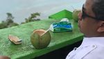 Sluuurp! 8 Tokoh Politik hingga Kepala Negara Ini Asyik Nikmati Kelapa Muda
