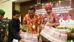 Penampakan Duit Segunung Hasil Korupsi Dana Sepakbola di Jember