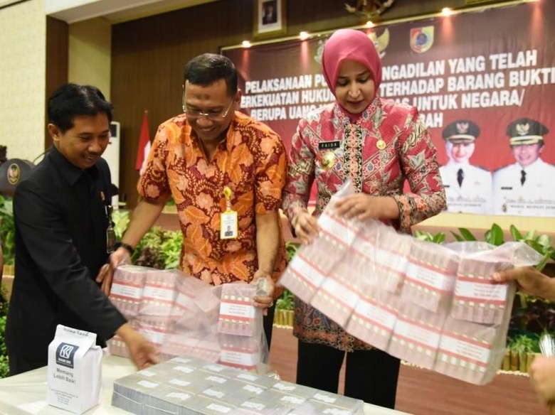 Ini Duit Segunung Dana Sepakbola yang Dikorupsi Diponegoro Ini Duit Segunung Dana Sepakbola yang Dikorupsi Diponegoro