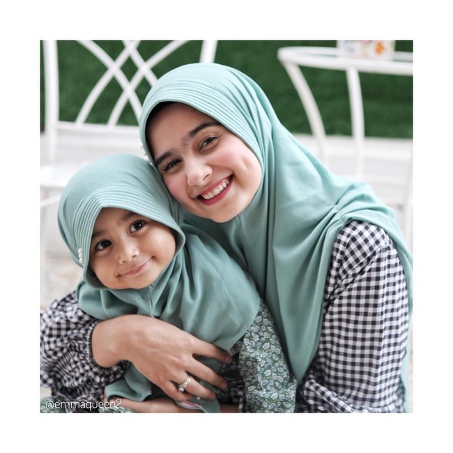 Sonya sering mendapat endorse dari berbagai brand hijab. Ia pun sering jadi model busana muslim.  Foto: Instagram/SonyaFatmala