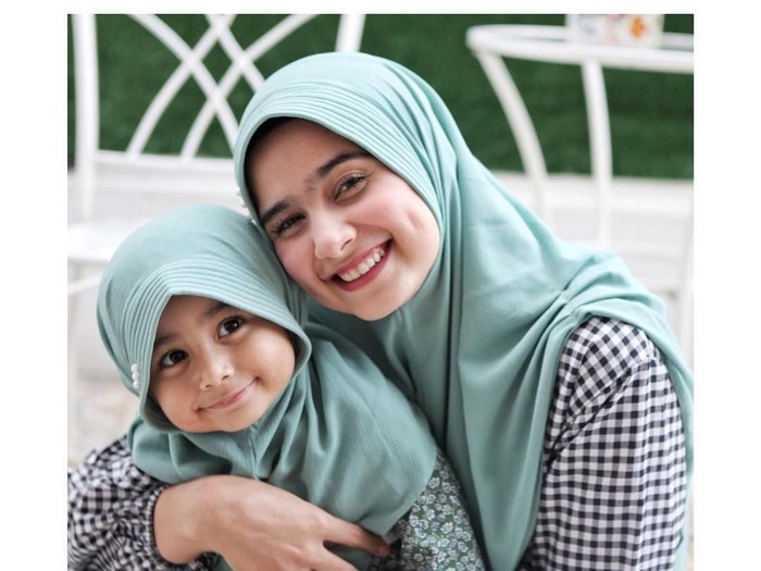Gaya Hijab Sonya Fatmala, Istri Calon Wabup Bandung Barat