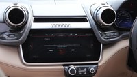 Masuk ke kabin Ferrari GTC4Lusso T ini kemewahannya langsung terasa. Lapisan kulit yang bisa disesuaikan oleh selera konsumen menghiasi kabin mobil. Mobil yang dikendarai detikOto ini juga memiliki panoramic roof dan terdapat serat karbon di beberapa bagiannya, sangat terasa mewahnya.