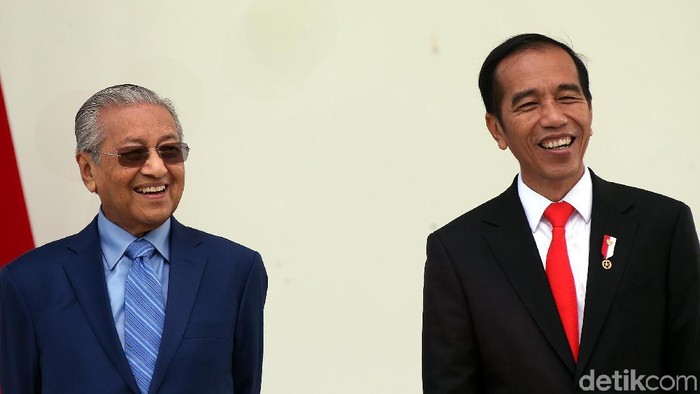 Presiden Joko Widodo (Jokowi) menerima kunjungan Perdana Menteri (PM) Malaysia Mahathir Mohamad. Keduanya pun terlihat ceria.