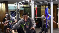 Michy Batshuayi di pertandingan melawan Inggris melakukan selebrasi konyol dengan menendang bola tapi justru mengenai kepalanya sendiri. Aksi konyolnya bukan hanya itu, saat latihan fisik untuk menjaga kebugarannya pun pemain Belgia bernomor punggung 21 ini terkenal kocak. Foto: Instagram/mbatshuayi