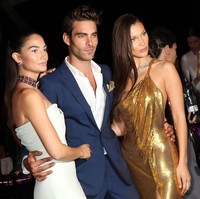 Lily Aldridge dan Bella Hadid saat berpose bersama model Jon Kortajarena di acara yang sama. Jadi menurut kamu, siapa paling seksi? (Foto: Getty Images)