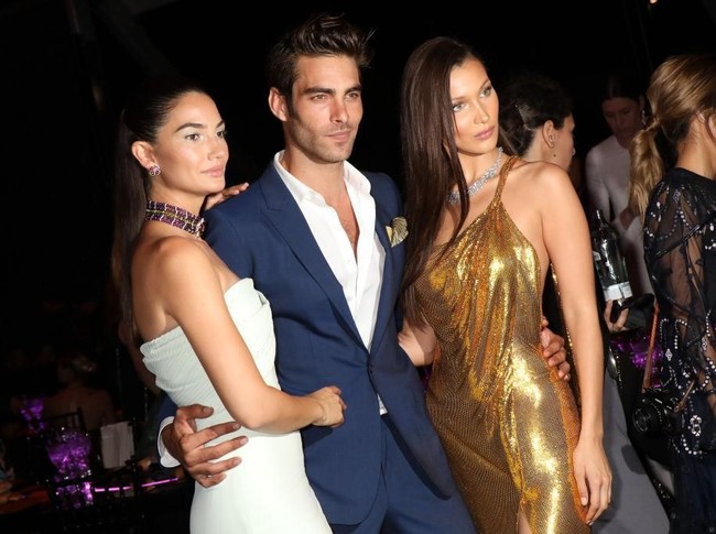 Lily Aldridge dan Bella Hadid saat berpose bersama model Jon Kortajarena di acara yang sama. Jadi menurut kamu, siapa paling seksi? (Foto: Getty Images)