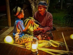 Membuat Ketupat