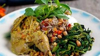 Ayam betutu jadi salah satu makanan yang banyak di incar wisatawan. Ayam atau bebek diracik dengan rempah dan dimasak hingga 24 jam dengan bantuan bara api sekam. Di dalam daging ayam atau bebek juga diberi daun singkong. Foto: willmeyrick