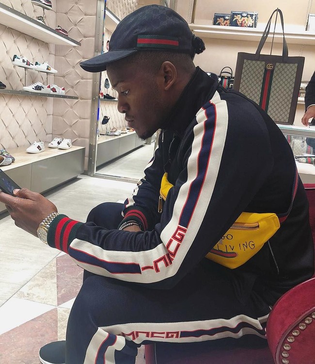 Dalam kesehariannya, gaya Michy Batshuayi sama menarik perhatiannya ketika dia beraksi di lapangan bola. Penampilannya saat berada di butik Gucci ini salah satunya. Dari ujung kepala sampai kaki, pemain Belgia yang kini juga memperkuat klub Chelsea itu, semuanya serba Gucci. Dia mengenakan topi hitam Gucci yang dihiasi monogram khas merek Italia tersebut. Pada pinggangnya tampak juga tas Gucci berwarna kuning. Dan yang tak kalah mencolok adalah jaket dan celana jersey Gucci yang dipakainya. Sepasang busana seri techical jersey dari Gucci itu harganya US$ 1.150 atau sekitar Rp 16,5 juta untuk jaket dan US$ 980 atau sekitar Rp 14 juta untuk celananya. Foto: Dok. Instagram