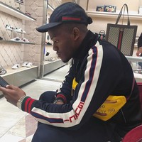 Dalam kesehariannya, gaya Michy Batshuayi sama menarik perhatiannya ketika dia beraksi di lapangan bola. Penampilannya saat berada di butik Gucci ini salah satunya. Dari ujung kepala sampai kaki, pemain Belgia yang kini juga memperkuat klub Chelsea itu, semuanya serba Gucci. Dia mengenakan topi hitam Gucci yang dihiasi monogram khas merek Italia tersebut. Pada pinggangnya tampak juga tas Gucci berwarna kuning. Dan yang tak kalah mencolok adalah jaket dan celana jersey Gucci yang dipakainya. Sepasang busana seri techical jersey dari Gucci itu harganya US$ 1.150 atau sekitar Rp 16,5 juta untuk jaket dan US$ 980 atau sekitar Rp 14 juta untuk celananya. Foto: Dok. Instagram