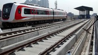 Masyarakat bisa menjajal LRT pertama di Jakarta ini dengan lintasan sepanjang 5,8 km dari Kelapa Gading menuju Velodrome dan sebaliknya.
