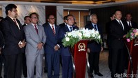 Pada Kamis (28/6) kemarin, Guterres juga menyambangi Istana Negara di Bogor, Jawa Barat. Di sana, Guterres bertemu dengan Presiden Joko Widodo (Jokowi).