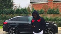 Kalau diperhatikan, koleksi mobil Batshuayi bertenaga besar.  Foto: Instagram/mbatshuayi