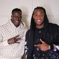 Selain Gucci, brand kekinian favorit para milenial yaitu Off-White juga jadi kegemaran Michy Batshuayi. Saat berpose bersama rekannya sesama pemain bola yaitu Benjamin Mendy dari tim Prancis, Michy terlihat memakai kaus dan jaket Off-Shite seri galaxy yang harganya mencapai jutaan rupiah. Foto: Dok. Instagram