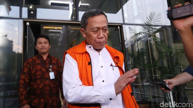 Tersangka korupsi kasus dugaan menerima hadiah atau janji Dana Perimbangan Keuangan Daerah RAPBN-Perubahan tahun anggaran 2018, Amin Santono meninggalkan gedung Komisi Pemberantasan Korupsi (KPK), Jakarta, Jumat (29/6) usai menjalani pemeriksaan lanjutan. Anton Santono merupakan anggota DPR dari Fraksi Partai Demokrat yang langsung dipecat dari partai usai ditangkap tangan (OTT)) beberapa waktu lalu.
