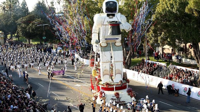 PASADENA, CA - JANUARY 1:  The Honda robot float 