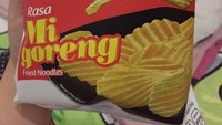 Waduh, keripik kentang rasa Indomie goreng ini disebut sebagai bukti kalau Tuhan itu ada. Bukti bahwa Tuhan itu ada, tulisnya. Foto: Twitter AgamaIndomie