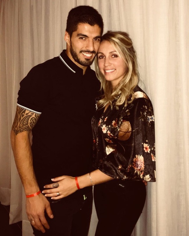 Luis Suarez menikah dengan wanita cantik bernama Sofía Balbi pada 2009. Seperti dikutip ESPN, Luis dan Sofia pacaran ketika usia mereka baru 15 tahun dan tinggal di Montevideo, Uruguay. Saat itu mantan pemain Liverpool ini bekerja sebagai tukang sapu jalanan. Sementara Sofia hidup berkecukupan. Dan luar biasanya keluarga Sofia menerima Luis dan menjadikan bocah remaja itu bagian dari keluarga. Foto: Dok. Instagram