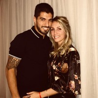 Luis Suarez menikah dengan wanita cantik bernama Sofía Balbi pada 2009. Seperti dikutip ESPN, Luis dan Sofia pacaran ketika usia mereka baru 15 tahun dan tinggal di Montevideo, Uruguay. Saat itu mantan pemain Liverpool ini bekerja sebagai tukang sapu jalanan. Sementara Sofia hidup berkecukupan. Dan luar biasanya keluarga Sofia menerima Luis dan menjadikan bocah remaja itu bagian dari keluarga. Foto: Dok. Instagram