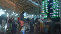 PT Angkasa Pura I menutup sementara operasional Bandara Internasional I Gusti Ngurah Rai selama 16 jam mulai pukul 03.00 WITA hingga 19.00 WITA setelah Direktorat Jenderal Perhubungan Udara mengeluarkan NOTAM A2551/18 pada Jumat (29/6) akibat dampak sebaran debu vulkanik dari erupsi Gunung Agung. ANTARA FOTO/Wira Suryantala.