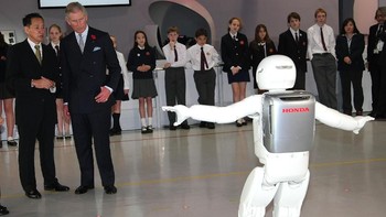 Pada tahun 2008 Asimo menyambut kedatangan pangeran William di Museum Nasional Emerging Science and Innovation di Tokyo, Jepang. (Foto: GettyImages)