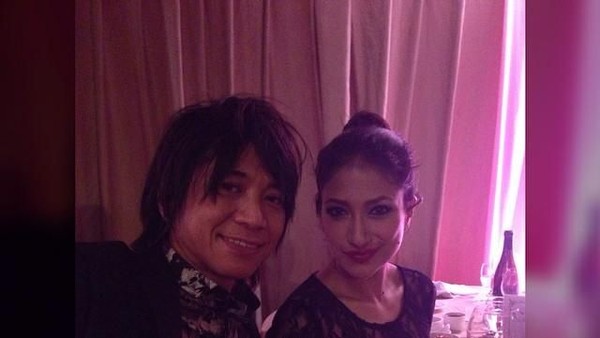 Pesona Sensual Rahma Azhari Ketika Makan Malam dan Ngemil