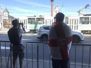 Fans Inggris: Dari Rusia, Lalu Liburan, dan Nonton Arsenal di Singapura