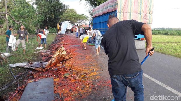 Truk Terguling, Jalan di Jeneponto Jadi Lautan Sambal